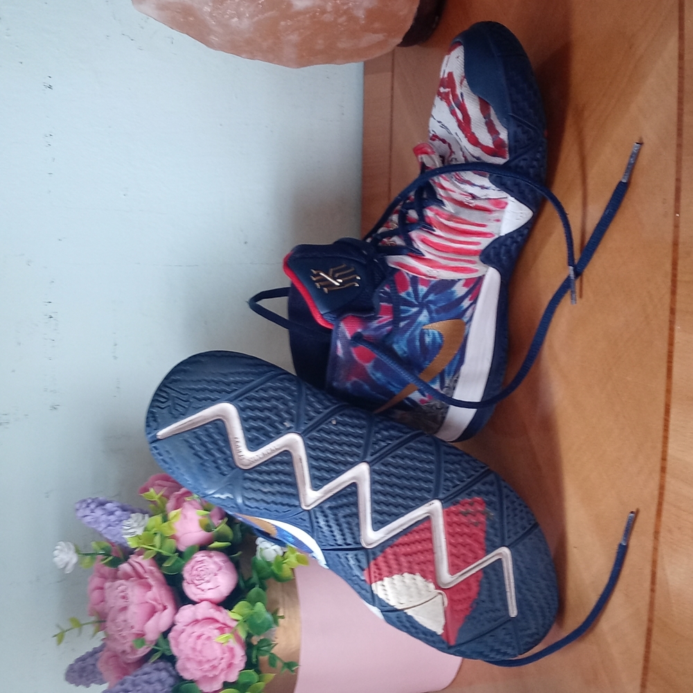 NIKE kids basketball sneakers 5.5Y - Picture 5 of 6